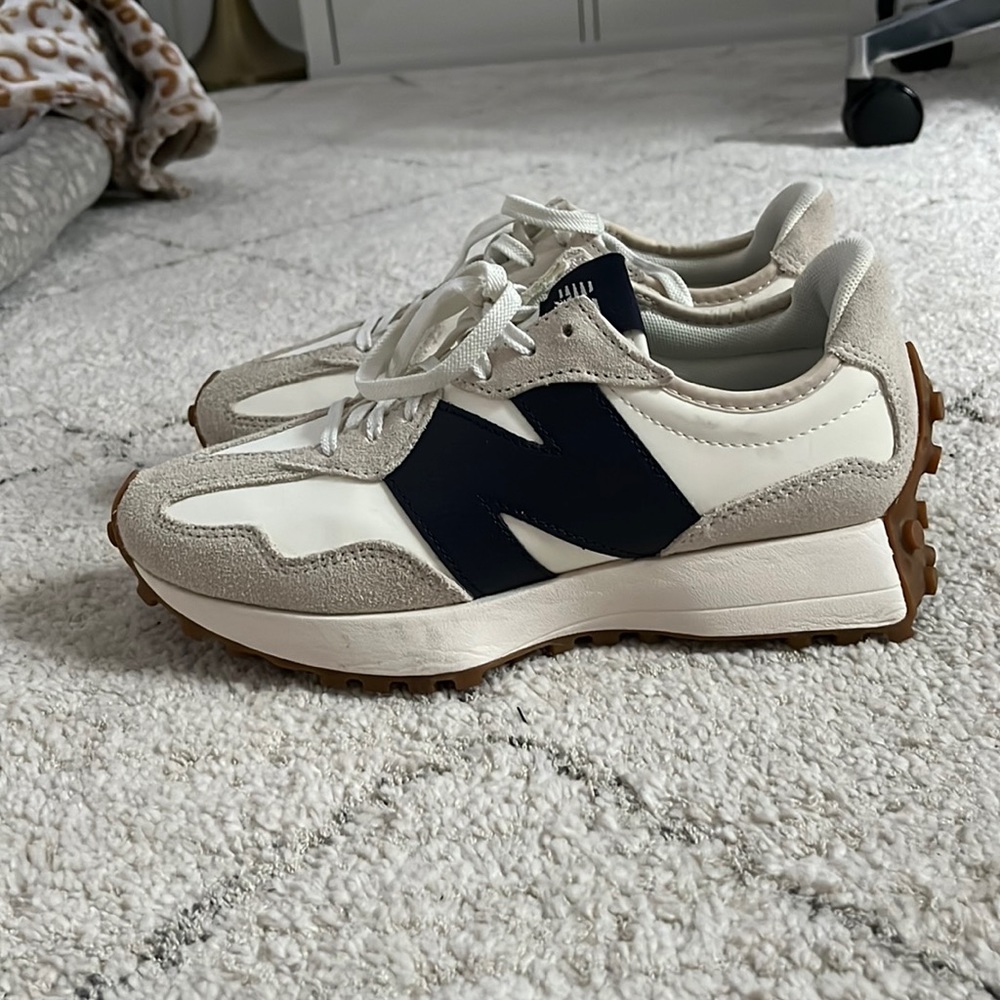 Brand new NEW BALANCE 327 sz 8